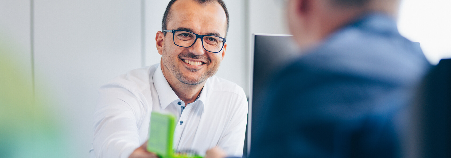 Produktmanager zeigt Produkt